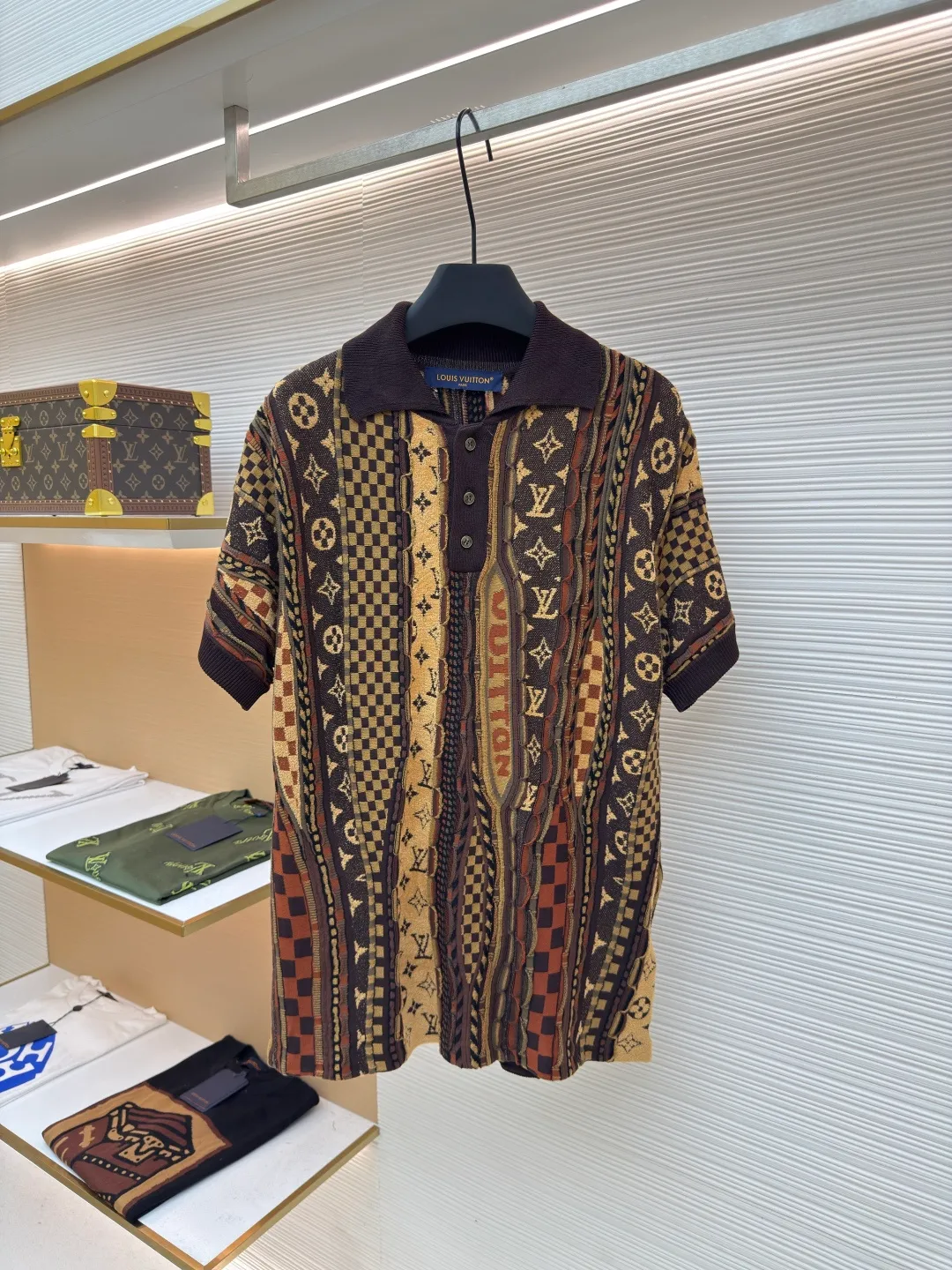LOUIS VUITTON Polo jacquard knitted Polo shirt ●Original version: purchased and developed by 14887 ●Item number: 1680804-B45 ●Fabric: wool blended fabric ●Technology: jacquard knitting ●Version: fitted version ●Weight: about 380 grams ●Size: S-M-L-XL ●Description: This polo shirt pays tribute to 2000 The street fashion of the early 1990s, with jacquard knitting craftsmanship depicting the brand's logo, is an eye-catching addition to the 2025 autumn and winter series collaborated by Pharrell Williams and Nigo. The chic design adds a lightweight and breathable option for hotter days. Heavy industry positioning, three-dimensional contrasting intarsia craftsmanship throughout the fashionable and high-end sense! Swiss woven positioning intarsia craftsmanship. The overall wiring is straight and delicate, the fabric is comfortable and soft, and the color is consistent without color difference. It can be matched with the same style to create a fashionable look and control various occasions. Customized accessories, complete with three standards, same style for men and women!
